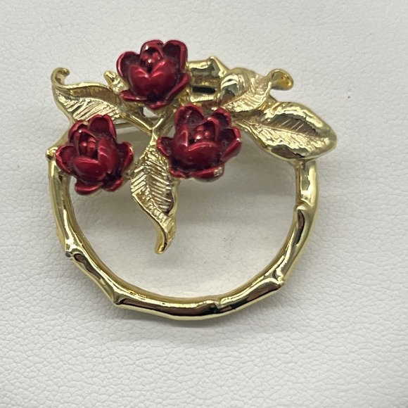 VTG SIGNED GERRYS ROSE LEAF Circle WREATH Brooch Pin RED ENAMEL gold tone - Picture 1 of 4